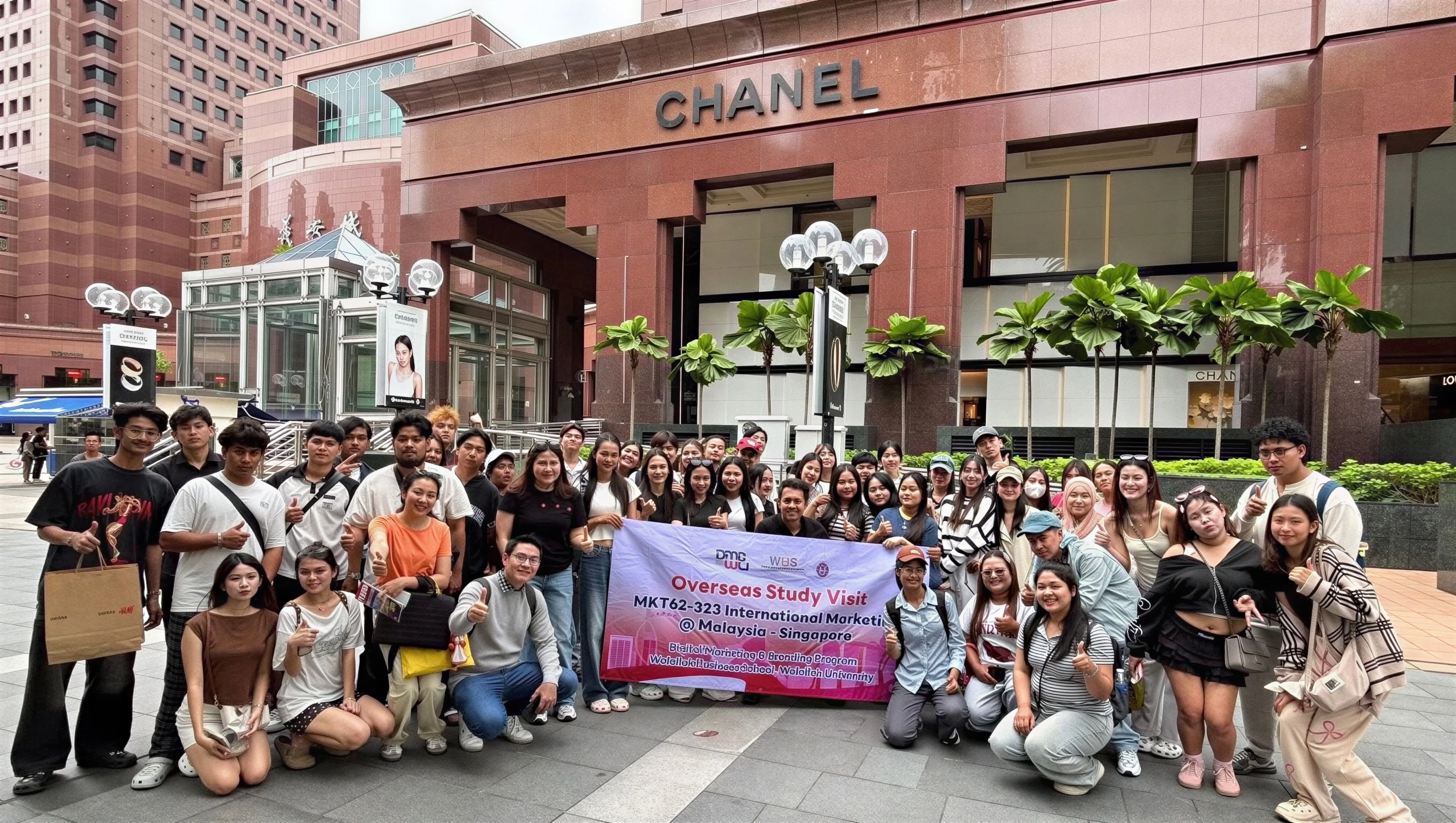 นักศึกษาการตลาดดิจิทัลดูงานต่างประเทศ